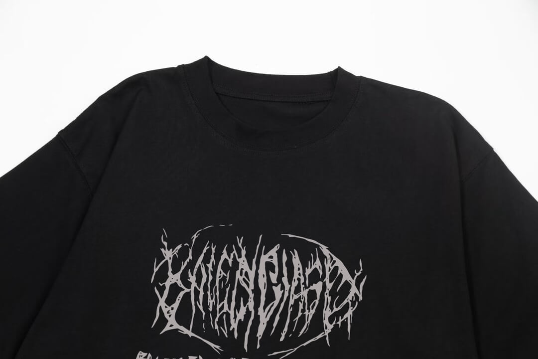 Camiseta con letras dibujadas a mano